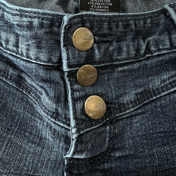 Ariya Jeans Junior's Cut Off Shorts Size 5/6 with 3 Button Fly with Cuffed Hem - Picture 3 of 12